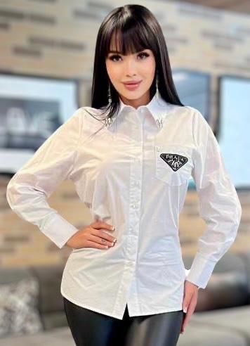 Blusa blanca con bordado Prada - White blouse with Prada embroidery